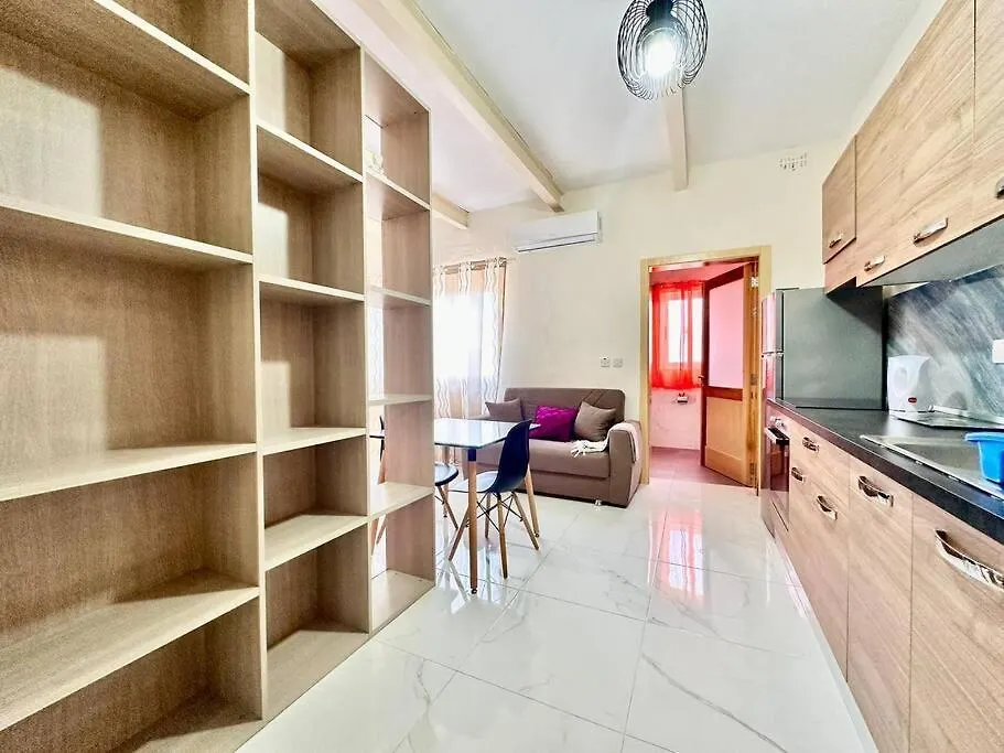Charming Townhouse With Rooftop Sliema