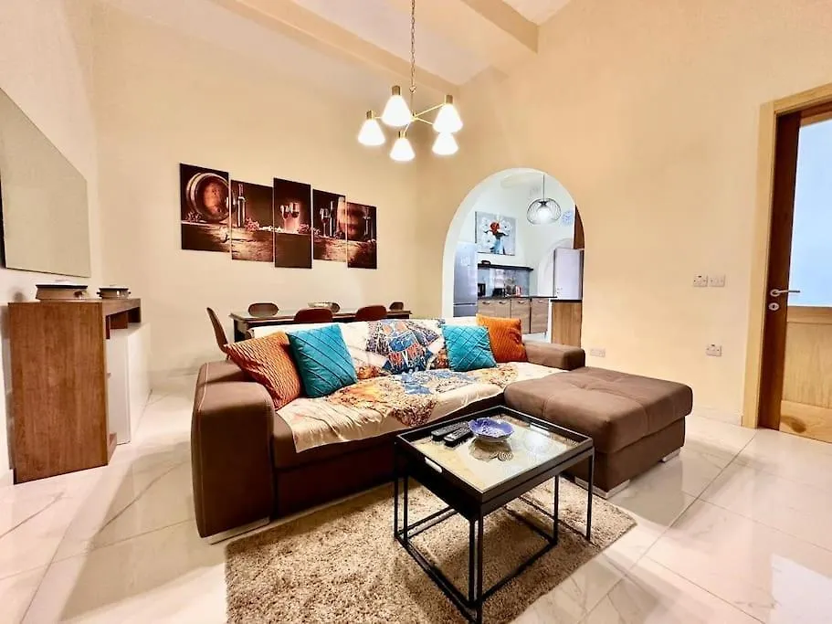 Charming Townhouse With Rooftop Sliema